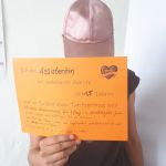 Ich bin Assistentin bei ambulante dienste seit 1,5 Jahren und ich fordere einen Tarifvertrag, weil
- ich mehr Anerkennung für Pflege- und Assistenzjobs fordere!
- ich dann länger motiviert bin, den Job zu machen!
- jede Form der Pflege-, Care- und Reproarbeit unterfinanziert ist und das muss sich ändern!
- Urlaub wichtig ist, um ein gutes Leben zu haben!